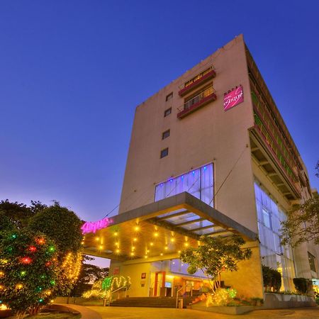 Hotel Parc Estique Pune Exteriör bild