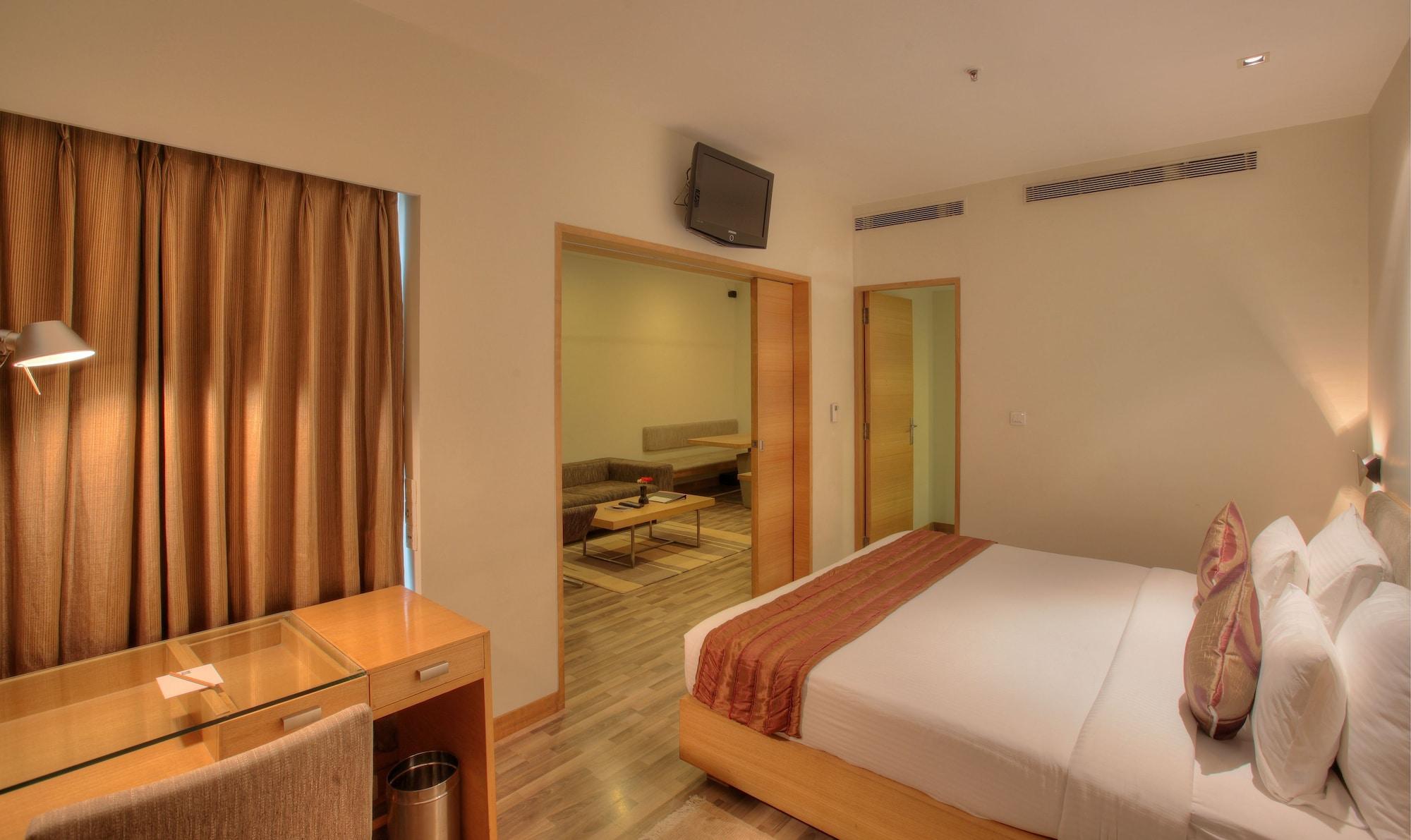 Hotel Parc Estique Pune Exteriör bild