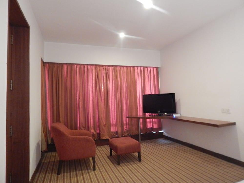 Hotel Parc Estique Pune Exteriör bild