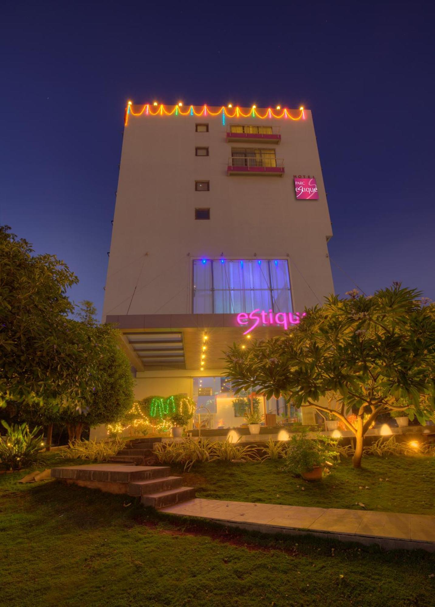 Hotel Parc Estique Pune Exteriör bild