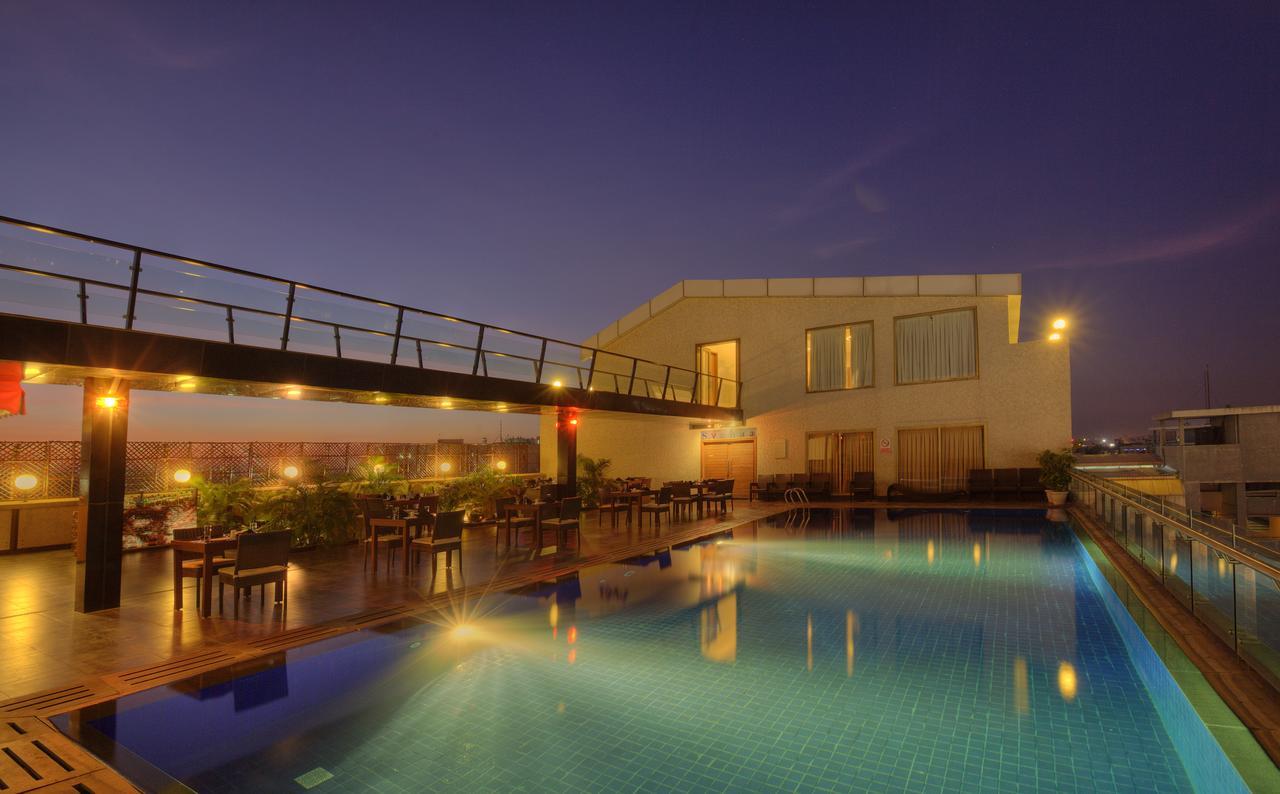 Hotel Parc Estique Pune Exteriör bild