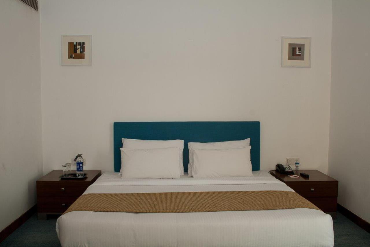 Hotel Parc Estique Pune Exteriör bild